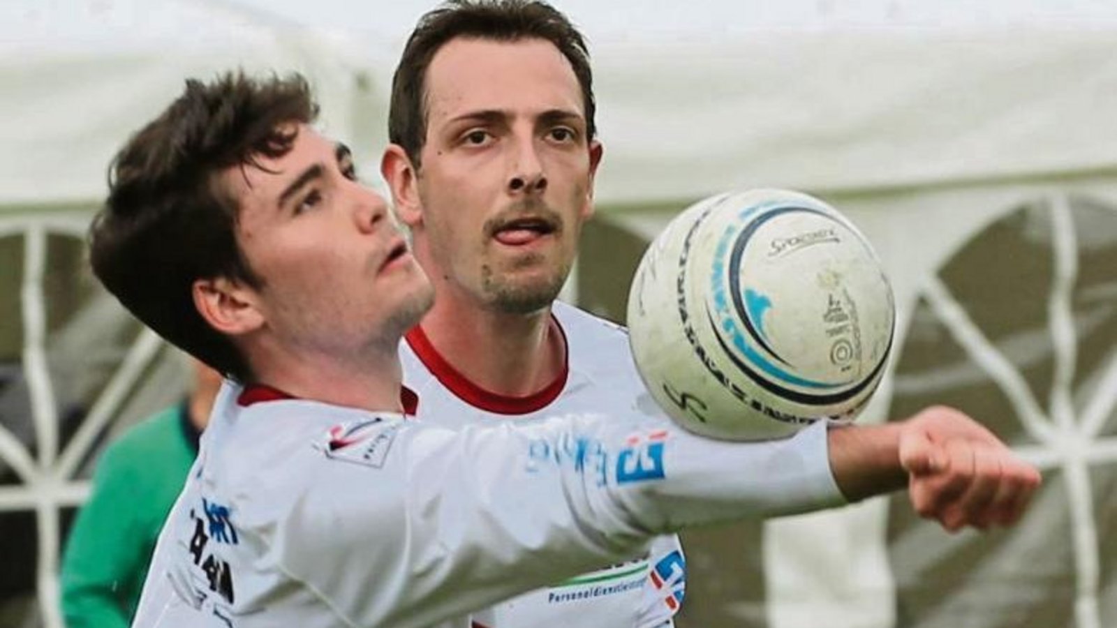 Christian Gayer serviert den Ball beim Frühlingsturnier für Marc Krüger. Foto: Küppers