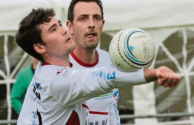 Christian Gayer serviert den Ball beim Frühlingsturnier für Marc Krüger. Foto: Küppers