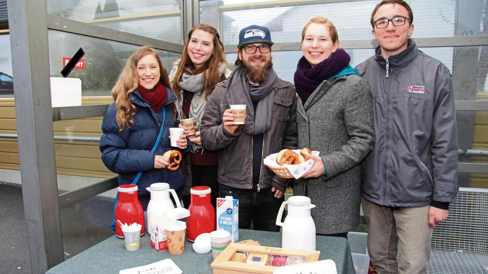 Lisa Haiber, Julia Stürmer, Johannes Abele, Lena Kretschmer und René Decker (von links) wollen mit ihrer Aktion den Mitmenschen etwas Gutes tun. Foto: Banholzer Lisa Haiber, Julia Stürmer, Johannes Abele, Lena Kretschmer und René Decker (von links) wollen mit ihrer Aktion den Mitmenschen etwas Gutes tun. Foto: Banholzer