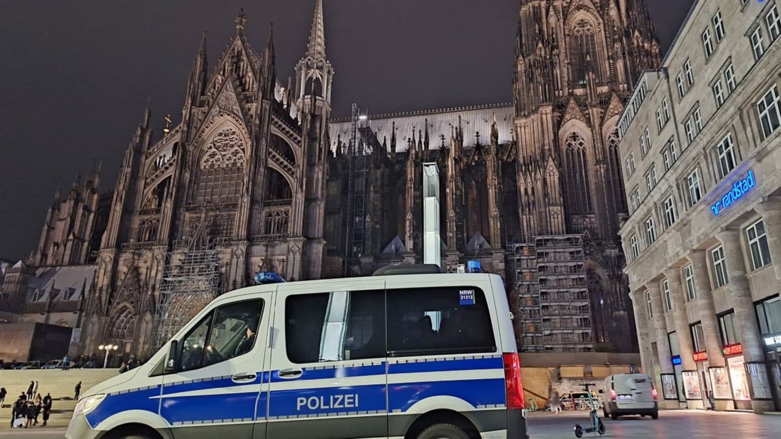 Ein Einsatzfahrzeug der Polizei steht vor dem Dom.Sascha Thelen/dpa Ein Einsatzfahrzeug der Polizei steht vor dem Dom.Sascha Thelen/dpa