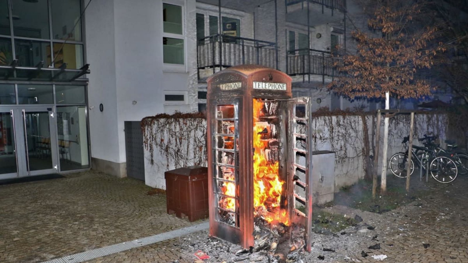 Als ein besonders drastisches Beispiel für Vandalismus erinnerte der Rathauschef an den Brandanschlag auf die englische Telefonzelle auf dem Gerlinger Europaplatz.KS-Images.de Als ein besonders drastisches Beispiel für Vandalismus erinnerte der Rathauschef an den Brandanschlag auf die englische Telefonzelle auf dem Gerlinger Europaplatz.KS-Images.de