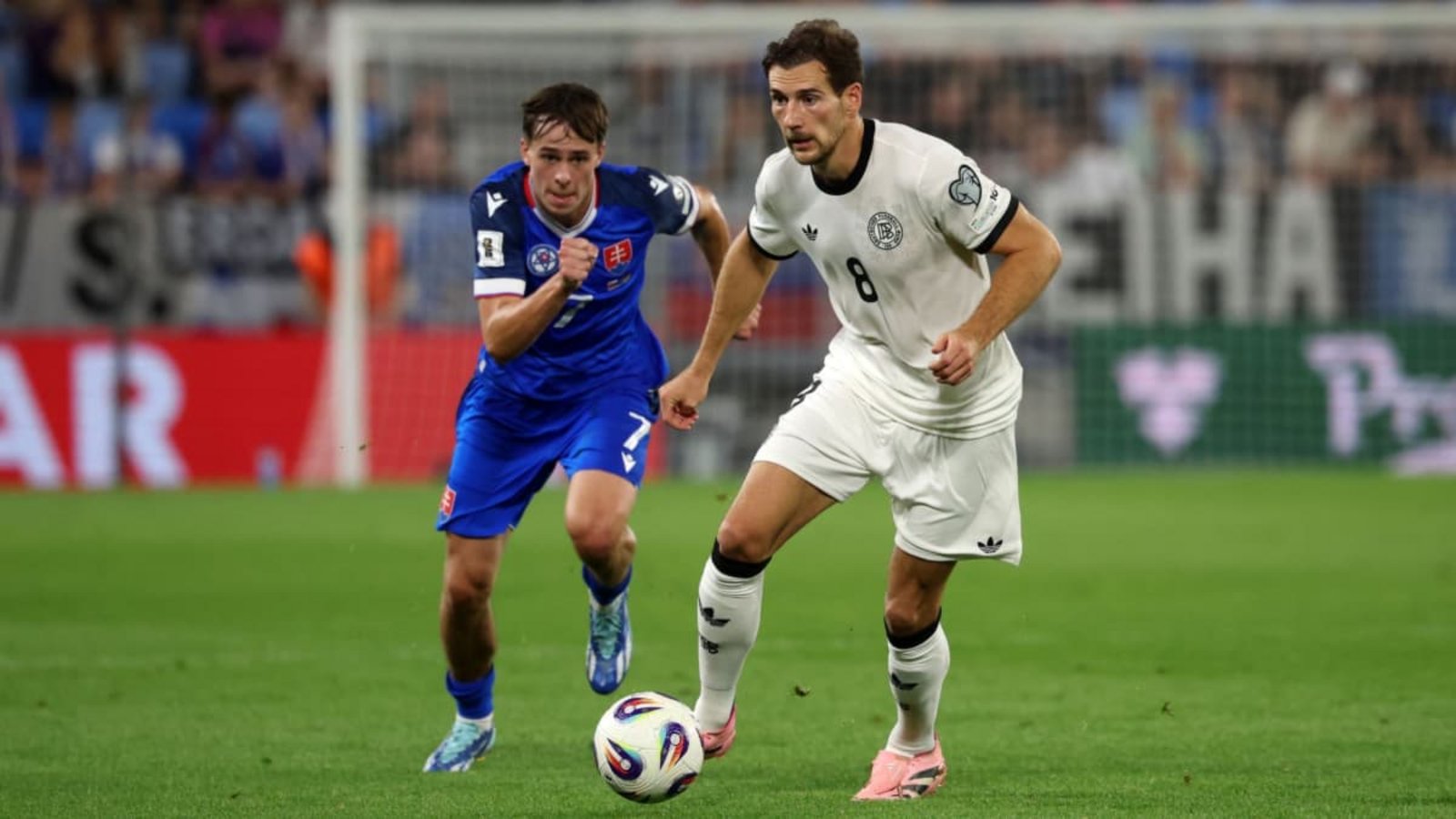 September 2025: VfB-Neuzugang Leo Sauer (li.) im Länderspiel gegen die DFB-Elf mit Leon Goretzka - die Slowakei siegte mit 2:0.Christian Charisius/dpa