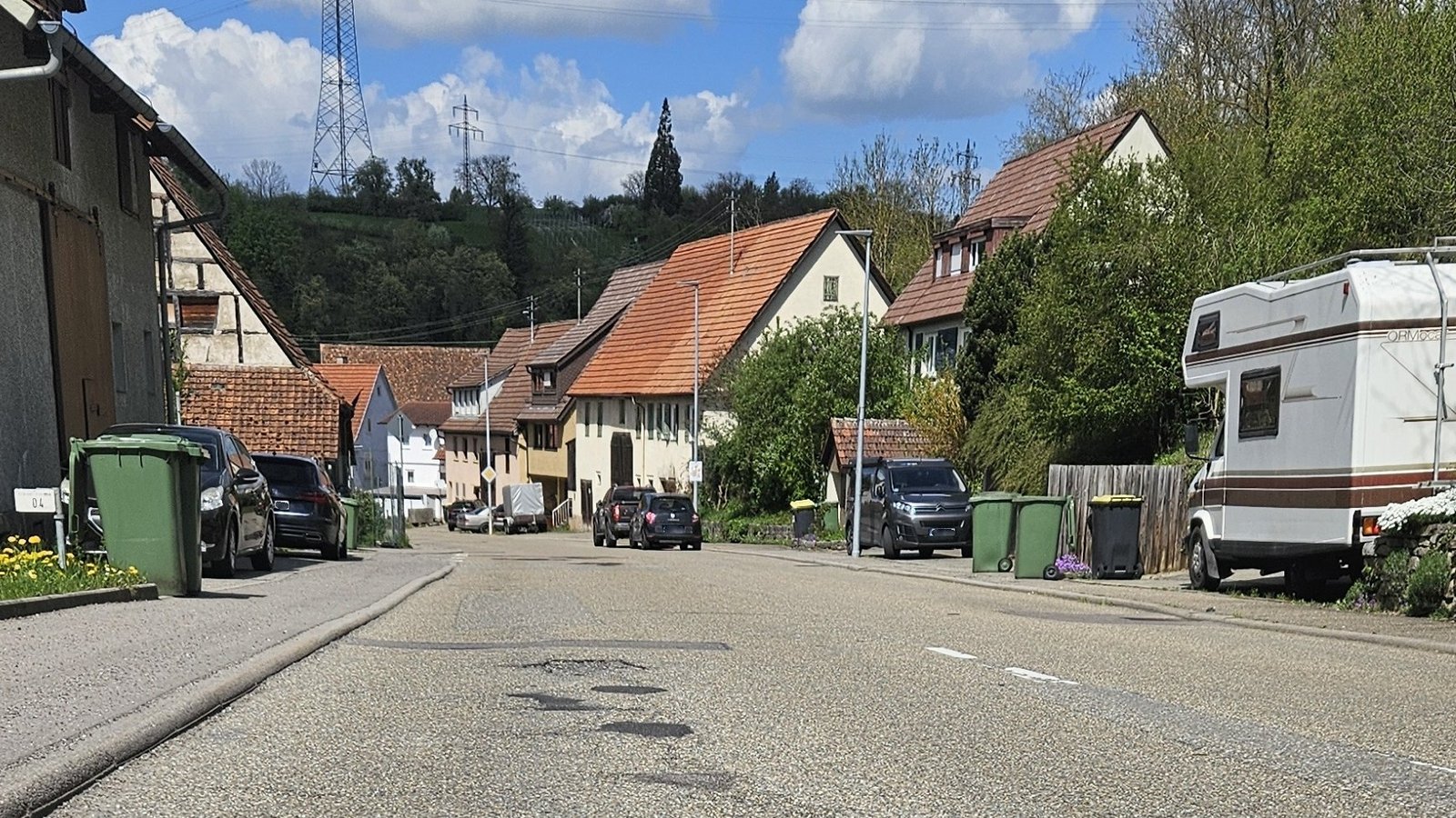 Die Rieter Ortsdurchfahrt und in der Verlängerung die Straße nach Hochdorf könnten im Zuge des neuen Kreisstraßenprogramms ausgebaut werden. Foto: Rieger