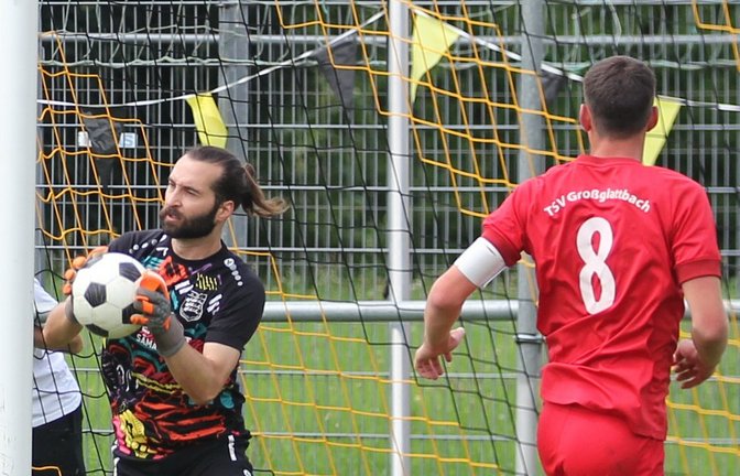 Der Keeper des TSV Großglattbach, Timo Weingärtner (links) kann sich im Spiel gegen die FVgg 08 Mühlacker nicht über Langeweile beklagen und wird immer wieder gefordert. <span class='image-autor'>Foto: Dittrich</span>