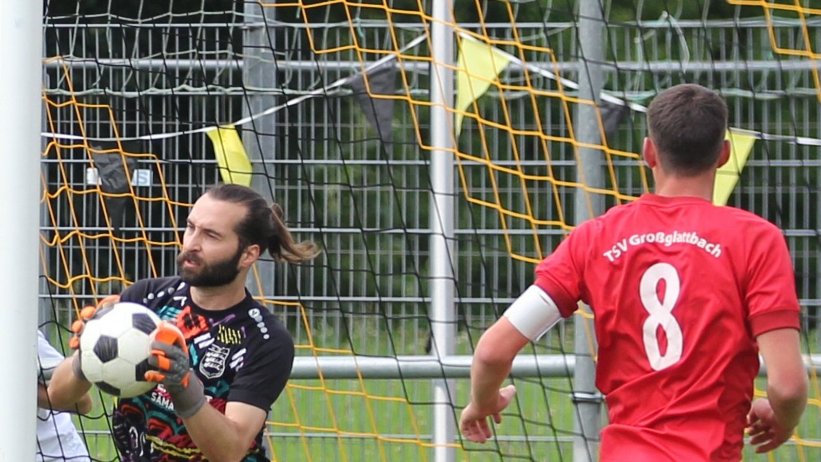Der Keeper des TSV Großglattbach, Timo Weingärtner (links) kann sich im Spiel gegen die FVgg 08 Mühlacker nicht über Langeweile beklagen und wird immer wieder gefordert. Foto: Dittrich Der Keeper des TSV Großglattbach, Timo Weingärtner (links) kann sich im Spiel gegen die FVgg 08 Mühlacker nicht über Langeweile beklagen und wird immer wieder gefordert. Foto: Dittrich