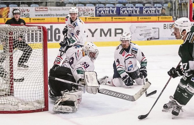 Bietigheims Frederik Cabana (rechts) hat zum 3:1 getroffen. Heilbronns Goalie Stefan Ridderwall (von links), Thomas Gödtel und Jordan Heywood bleibt nur die Zuschauerrolle. Foto: Simecek