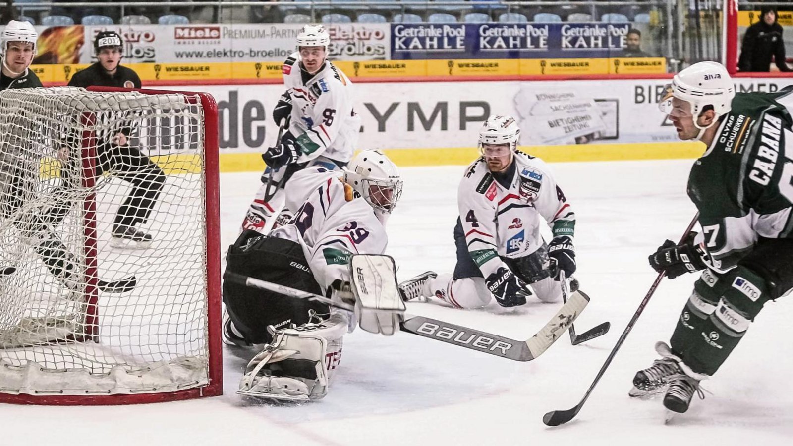 Bietigheims Frederik Cabana (rechts) hat zum 3:1 getroffen. Heilbronns Goalie Stefan Ridderwall (von links), Thomas Gödtel und Jordan Heywood bleibt nur die Zuschauerrolle. Foto: Simecek Bietigheims Frederik Cabana (rechts) hat zum 3:1 getroffen. Heilbronns Goalie Stefan Ridderwall (von links), Thomas Gödtel und Jordan Heywood bleibt nur die Zuschauerrolle. Foto: Simecek