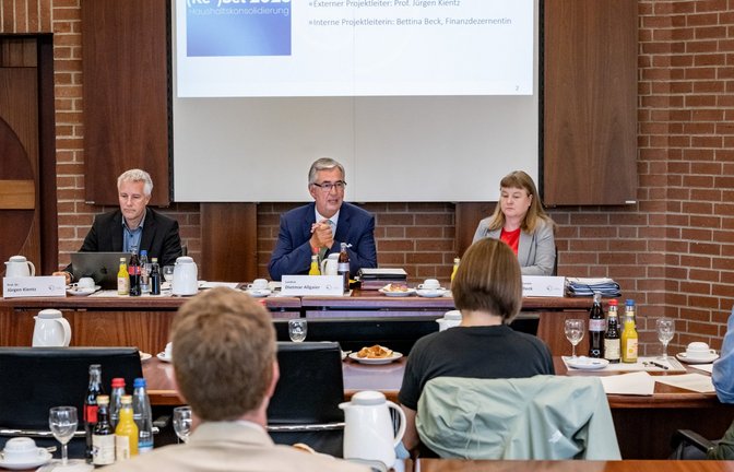 Pressekonferenz zur Haushaltskonsolidierung: Landrat Dietmar Allgaier (Mitte) stellt mit Professor Dr. Jürgen Kientz und Finanzdezernentin Bettina Beck die Ideen vor, wie das Millionenloch im Haushalt gestopft werden soll.  <span class='image-autor'>Foto: Landratsamt Ludwigsburg</span>