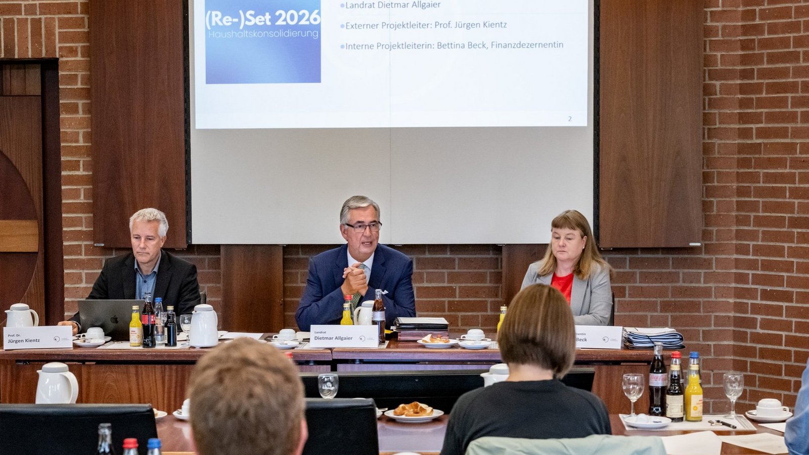 Pressekonferenz zur Haushaltskonsolidierung: Landrat Dietmar Allgaier (Mitte) stellt mit Professor Dr. Jürgen Kientz und Finanzdezernentin Bettina Beck die Ideen vor, wie das Millionenloch im Haushalt gestopft werden soll.  Foto: Landratsamt Ludwigsburg