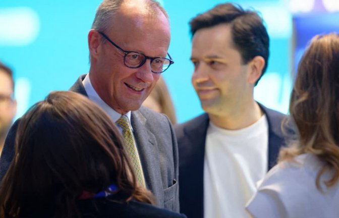 Bundeskanzler Friedrich Merz (CDU, l) und Johannes Winkel (CDU), Vorsitzender der Jungen Union, sprechen mit Teilnehmern des Deutschlandtags der Jungen Union.<span class='image-autor'>Henning Kaiser/dpa</span>