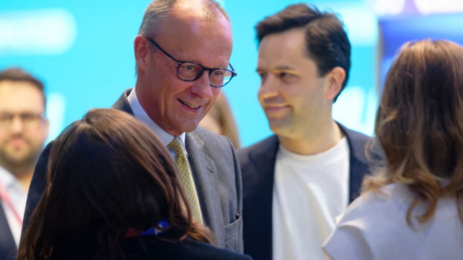 Bundeskanzler Friedrich Merz (CDU, l) und Johannes Winkel (CDU), Vorsitzender der Jungen Union, sprechen mit Teilnehmern des Deutschlandtags der Jungen Union.Henning Kaiser/dpa