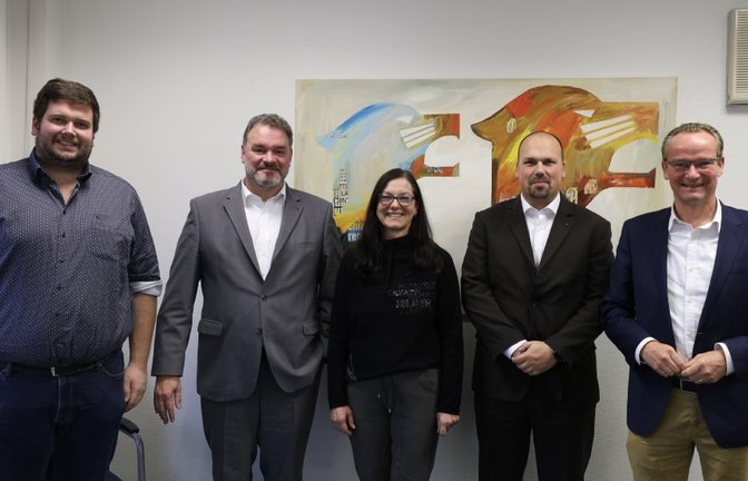 Besuch bei Südwestkarton: von links Gemeinderat Andreas Scheuermann, Geschäftsführer Dirk Holtermann, CDU-Vorsitzende Angela Adam, Verkaufsleiter Alexander Eggers und MdB Gunther Krichbaum. <span class='image-autor'>Foto: p</span>