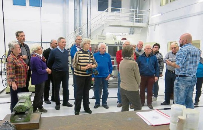 Erfahrene Mitarbeiter führen die Gruppe der VHS Illingen durch die Firma Avantec.  Foto: p