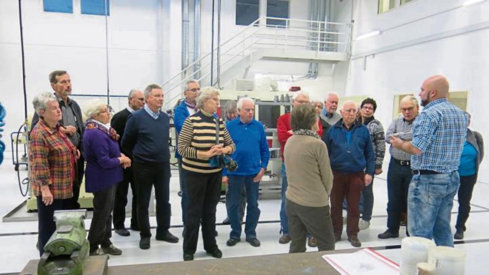 Erfahrene Mitarbeiter führen die Gruppe der VHS Illingen durch die Firma Avantec.  Foto: p