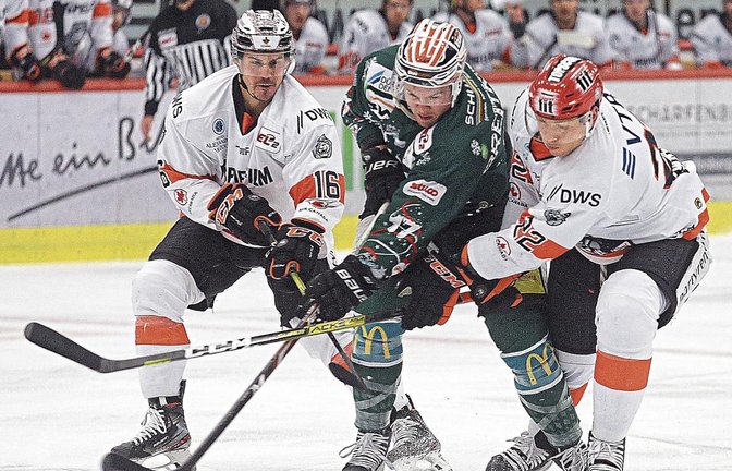 Bietigheims Brett Breitkreuz (Mitte) wird von seinen ehemaligen Teamkameraden Martin Buchwieser (links) und Eduard Lewandowski aus Frankfurt hart angegangen, behauptet aber den Puck.  Foto: Baumann