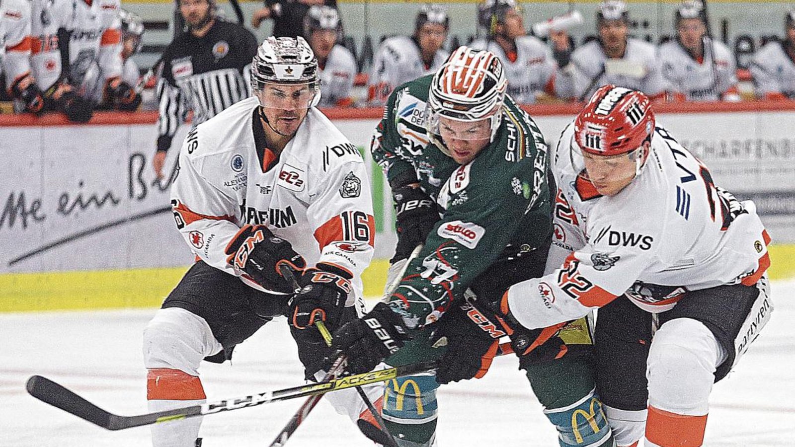 Bietigheims Brett Breitkreuz (Mitte) wird von seinen ehemaligen Teamkameraden Martin Buchwieser (links) und Eduard Lewandowski aus Frankfurt hart angegangen, behauptet aber den Puck.  Foto: Baumann