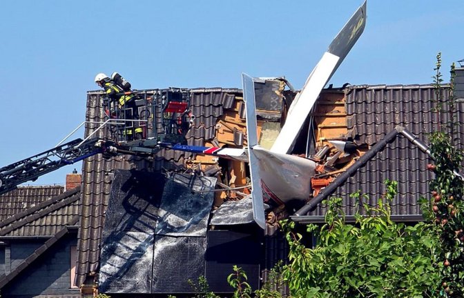 Zerstörtes Haus in Niedersachsen: Ein Kleinflugzeug hat sich in das Dach eines Einfamilienhauses in Ganderkesee gebohrt.<span class='image-autor'>Fotoreport-DB/NWM-TV/dpa</span>