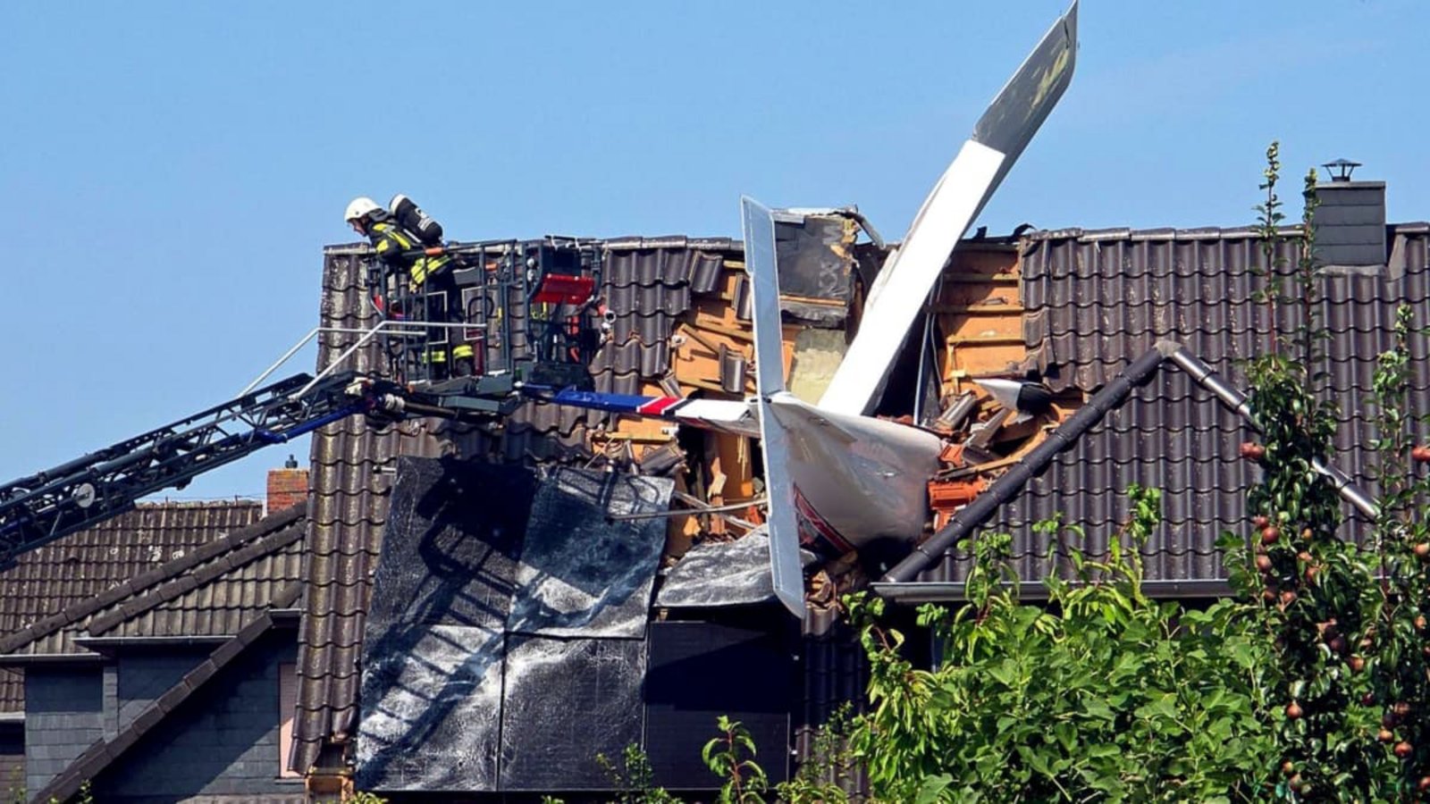 Zerstörtes Haus in Niedersachsen: Ein Kleinflugzeug hat sich in das Dach eines Einfamilienhauses in Ganderkesee gebohrt.Fotoreport-DB/NWM-TV/dpa