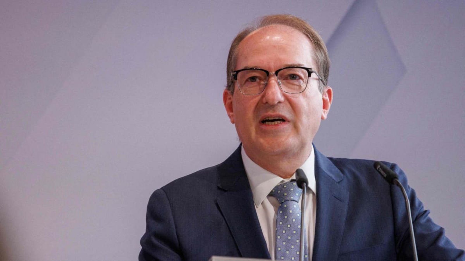 Bundesinnenminister Alexander Dobrindt (CSU) macht Migranten und Linksextreme für die Ausschreitungen in Frankreich verantwortlich. (Archiv)Carsten Koall/dpa