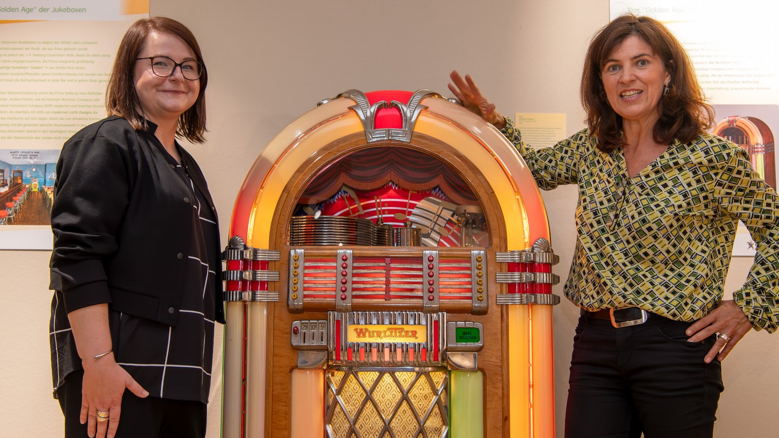 Posieren mit dem Prachtstück der Ausstellung: Jessica Midding (links) vom Deutschen Automatenmuseum und Dr. Claudia Papp, Leiterin des Stadtmuseums, mit einer „Wurlitzer“ von 1947. Foto: Kalb Posieren mit dem Prachtstück der Ausstellung: Jessica Midding (links) vom Deutschen Automatenmuseum und Dr. Claudia Papp, Leiterin des Stadtmuseums, mit einer „Wurlitzer“ von 1947. Foto: Kalb