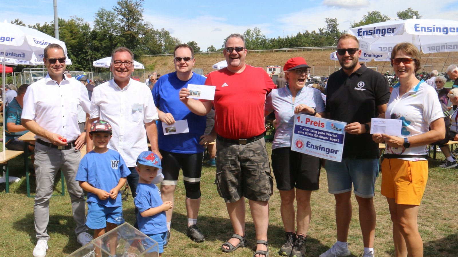 Die Tombola-Gewinner stehen fest, hier mit den Glücksbringern und Losziehern Henry und Tony Ziegler (vorne). Hinten von links: Ulrich Klink, Leiter Individualkundenberatung der Kreissparkasse in Vaihingen; VKZ-Verlagsleiter Volker Blessing; Gewinner Stocherkahnfahrt: Manuel Döring aus Sersheim; Gewinner Tripsdrill-Karten: Martin Heidingsfelder aus Illingen; Gewinnerin Jahresration Sprudel von Ensinger Mineral-Heilquellen: Heidi Feierabend aus Kleinglattbach; Nico Kütterer, Gebietsverkaufsleiter bei Ensinger, und Gewinnerin Gutschein Weingut Faigle aus Horrheim: Conny Kordas aus Vaihingen. Die Tombola-Gewinner stehen fest, hier mit den Glücksbringern und Losziehern Henry und Tony Ziegler (vorne). Hinten von links: Ulrich Klink, Leiter Individualkundenberatung der Kreissparkasse in Vaihingen; VKZ-Verlagsleiter Volker Blessing; Gewinner Stocherkahnfahrt: Manuel Döring aus Sersheim; Gewinner Tripsdrill-Karten: Martin Heidingsfelder aus Illingen; Gewinnerin Jahresration Sprudel von Ensinger Mineral-Heilquellen: Heidi Feierabend aus Kleinglattbach; Nico Kütterer, Gebietsverkaufsleiter bei Ensinger, und Gewinnerin Gutschein Weingut Faigle aus Horrheim: Conny Kordas aus Vaihingen.