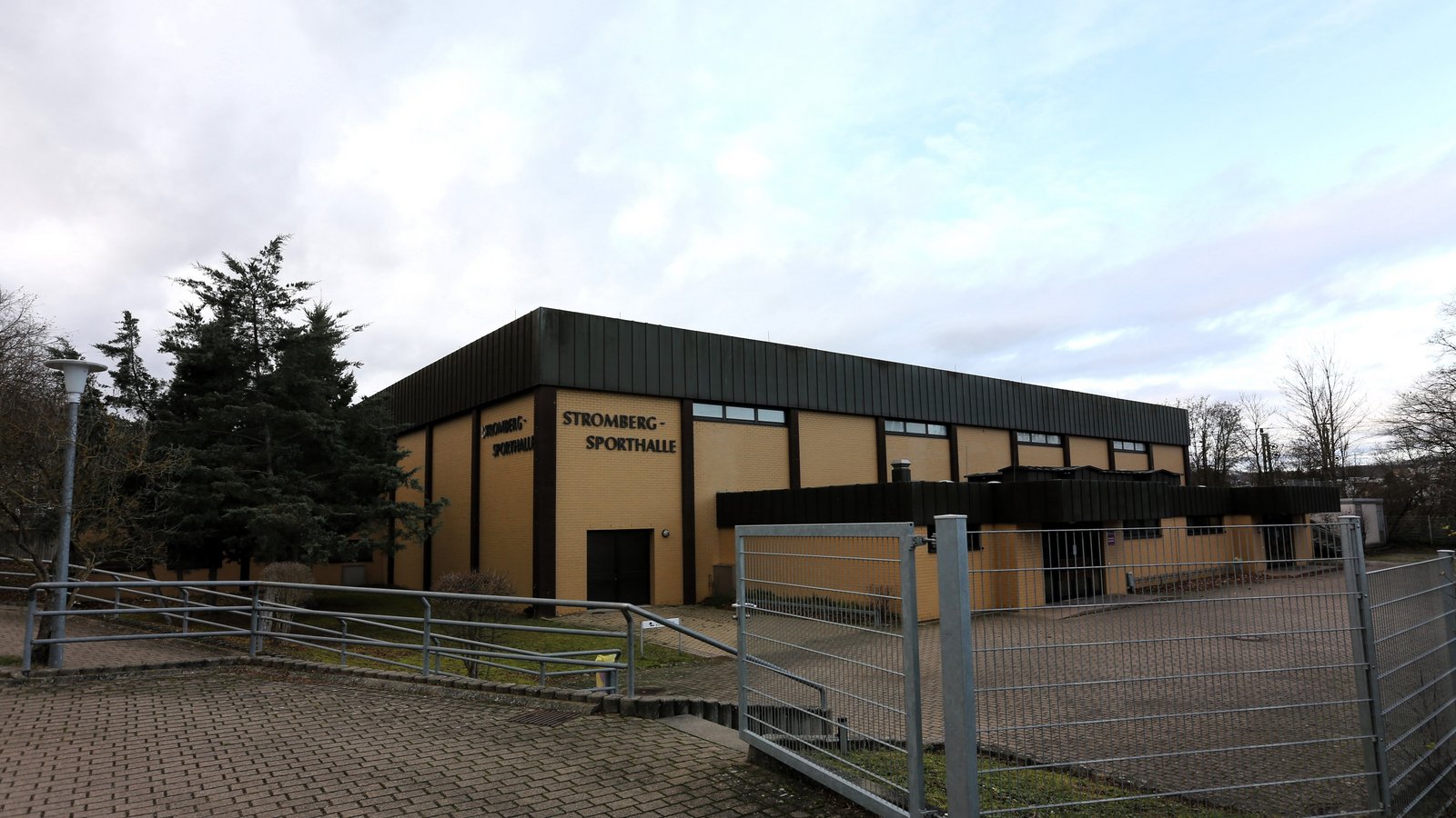 Die Strombergsporthalle benötigt ein neues Dach - und auch die Bühnentechnik sorgt für Probleme. Archivfoto: VKZ/Küppers