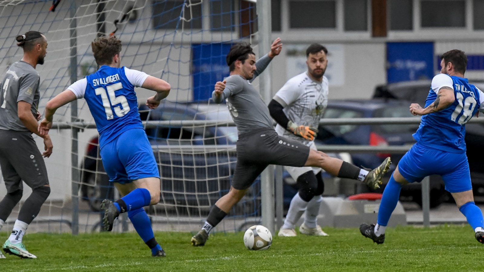 Mit vereinten Kräften stemmt sich die Abwehr des TSV Enzweihingen gegen den Schussversuch von Hürkan Aydin (rechts) vom SV Illingen. Foto: Leitner Mit vereinten Kräften stemmt sich die Abwehr des TSV Enzweihingen gegen den Schussversuch von Hürkan Aydin (rechts) vom SV Illingen. Foto: Leitner