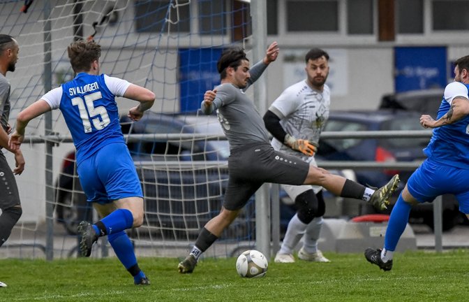 Mit vereinten Kräften stemmt sich die Abwehr des TSV Enzweihingen gegen den Schussversuch von Hürkan Aydin (rechts) vom SV Illingen. <span class='image-autor'>Foto: Leitner</span>
