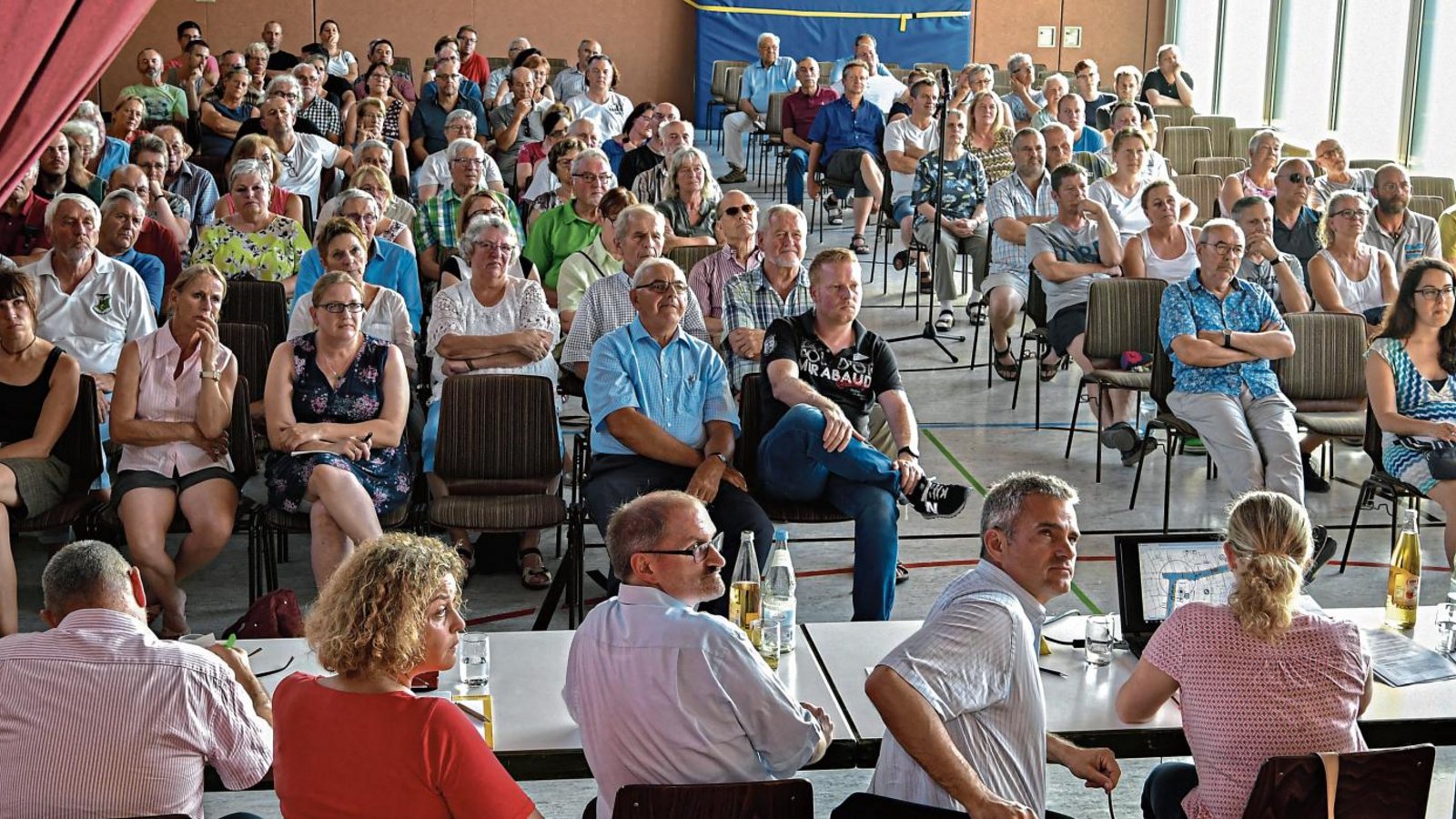 Die Informationsveranstaltung zum Verkehr in Ochsenbach lockte am Dienstagabend zahlreiche Zuhörer an.  Foto: Kalb