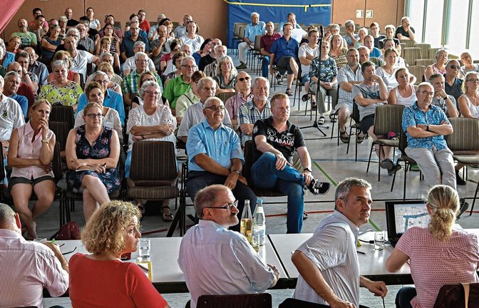 Die Informationsveranstaltung zum Verkehr in Ochsenbach lockte am Dienstagabend zahlreiche Zuhörer an.  Foto: Kalb