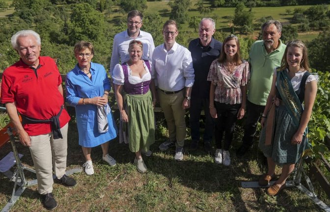 Das Eltinger Wengerterfest in der Leonberger Feinau ist gestartet. Erstmals hat es OB Tobias Degode (Mitte) eröffnet.<span class='image-autor'>Simon Granville</span>
