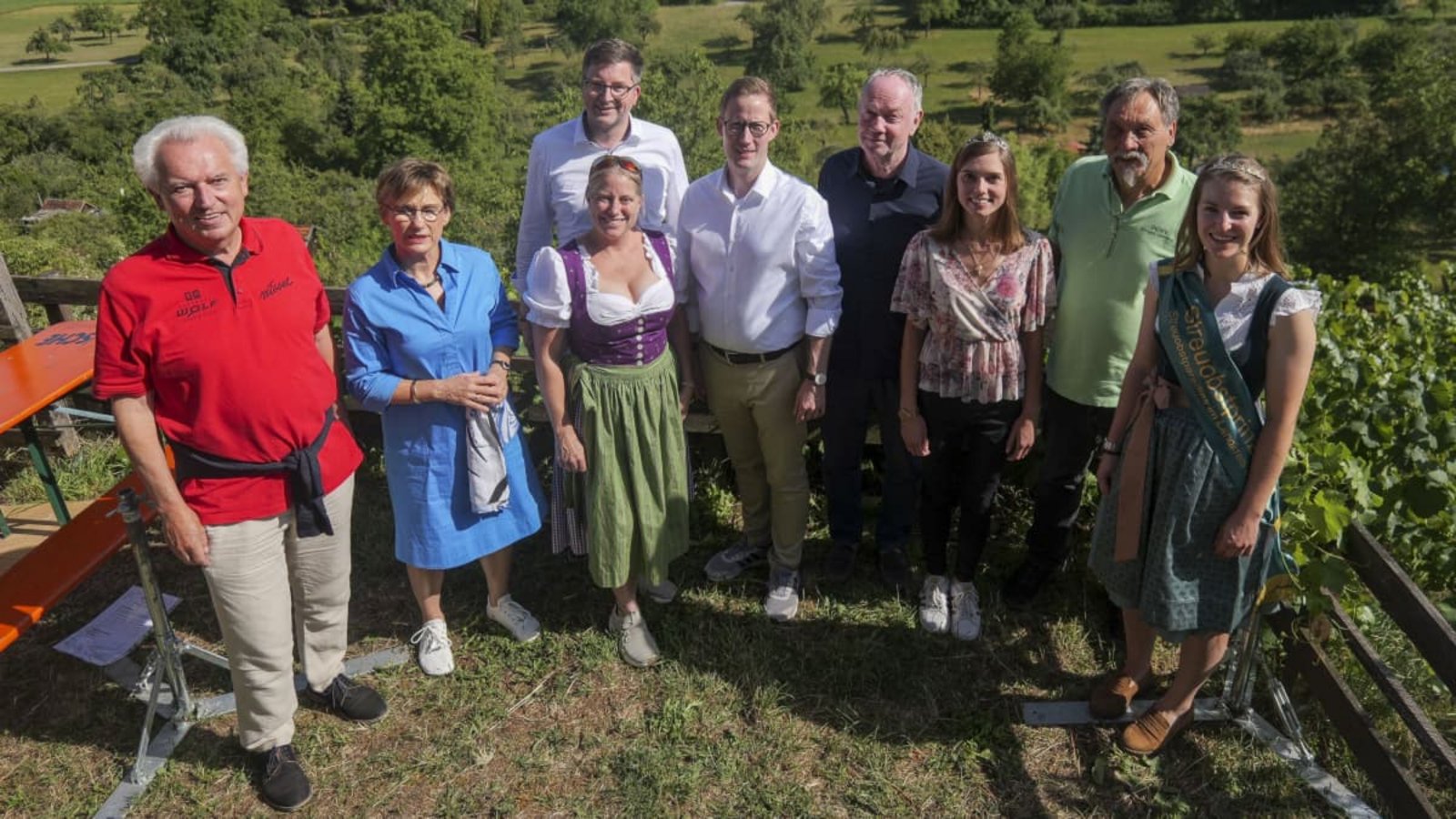 Das Eltinger Wengerterfest in der Leonberger Feinau ist gestartet. Erstmals hat es OB Tobias Degode (Mitte) eröffnet.Simon Granville Das Eltinger Wengerterfest in der Leonberger Feinau ist gestartet. Erstmals hat es OB Tobias Degode (Mitte) eröffnet.Simon Granville