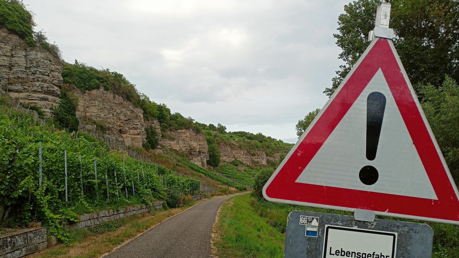 Keine Lebensgefahr mehr: Nachdem locker sitzendes Gestein kontrolliert entfernt wurde, kann der Enztalradweg voraussichtlich ab heute wieder durchgängig genutzt werden.  Foto: Göbel