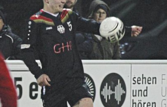 Während Johannes Jungclaussen (links) die U 21 als Kapitän zur EM führt, muss sich Jakob Kilpper umstellen. Statt als Angreifer läuft er in Grieskirchen als Abwehrspieler auf. Fotos: Nachreiner
