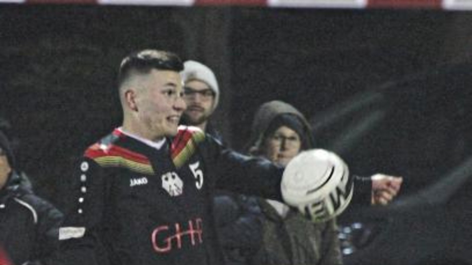 Während Johannes Jungclaussen (links) die U 21 als Kapitän zur EM führt, muss sich Jakob Kilpper umstellen. Statt als Angreifer läuft er in Grieskirchen als Abwehrspieler auf. Fotos: Nachreiner