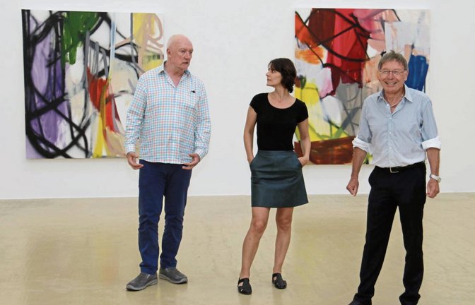 Freude bei Peter Klein (rechts) über die Ausstellung mit den Arbeiten des befreundeten Paares Scully und Tomasko (von links).  Fotos: Rücker