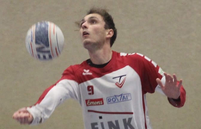Jaro Jungclaussen und die Faustballer des TV Vaihingen haben beim punktlosen Schlusslicht der 1. Bundesliga Süd, dem TV Augsburg, nichts anbrennen lassen. Foto: Archiv/Nachreiner<span class='image-autor'>Foto: Archiv/Nachreiner</span>