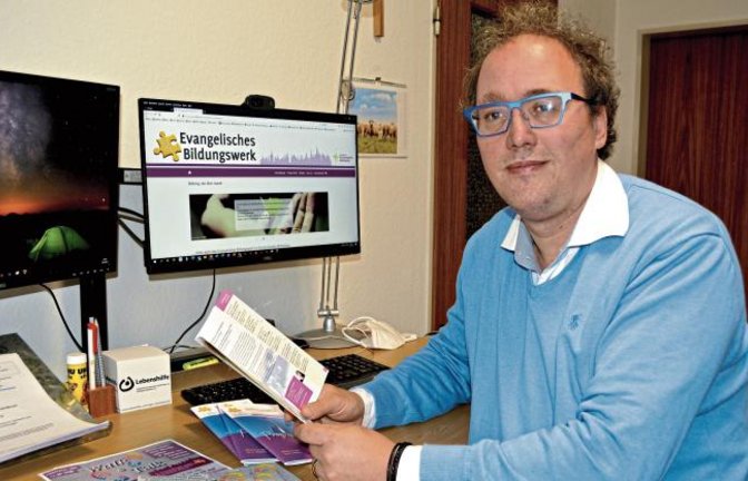 Orientierung zu geben bei der Frage nach Wahrheit und Sinn ist für Michael Gutekunst eine Kernaufgabe des Evangelischen Bildungswerks.  Foto: Stahlfeld