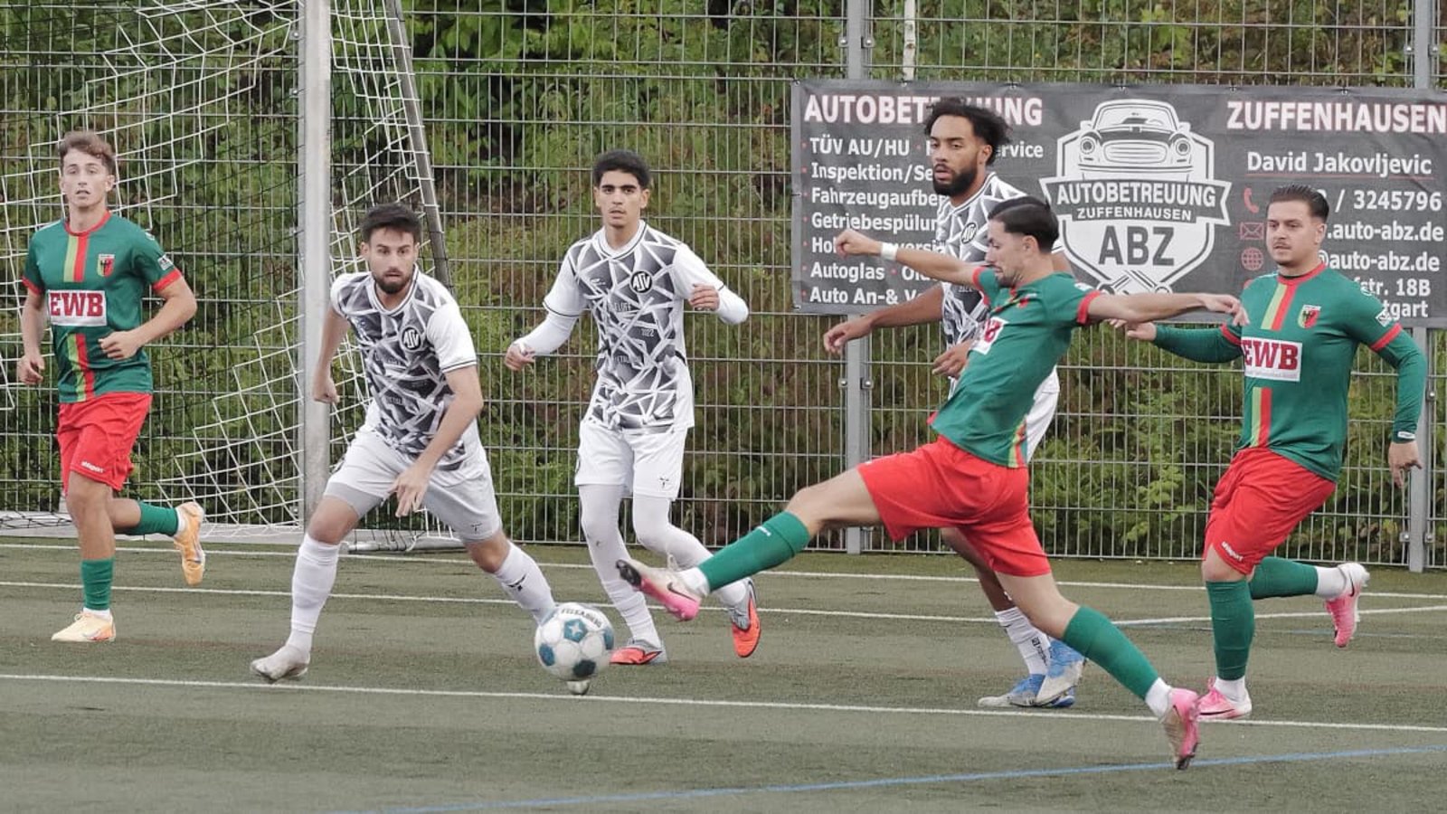 Der FC Esslingen bleibt in der Landesliga auf Erfolgskurs und hat sich an der Tabellenspitze bereits ein Polster erarbeitet.Günter E. Bergmann - Photograph Der FC Esslingen bleibt in der Landesliga auf Erfolgskurs und hat sich an der Tabellenspitze bereits ein Polster erarbeitet.Günter E. Bergmann - Photograph