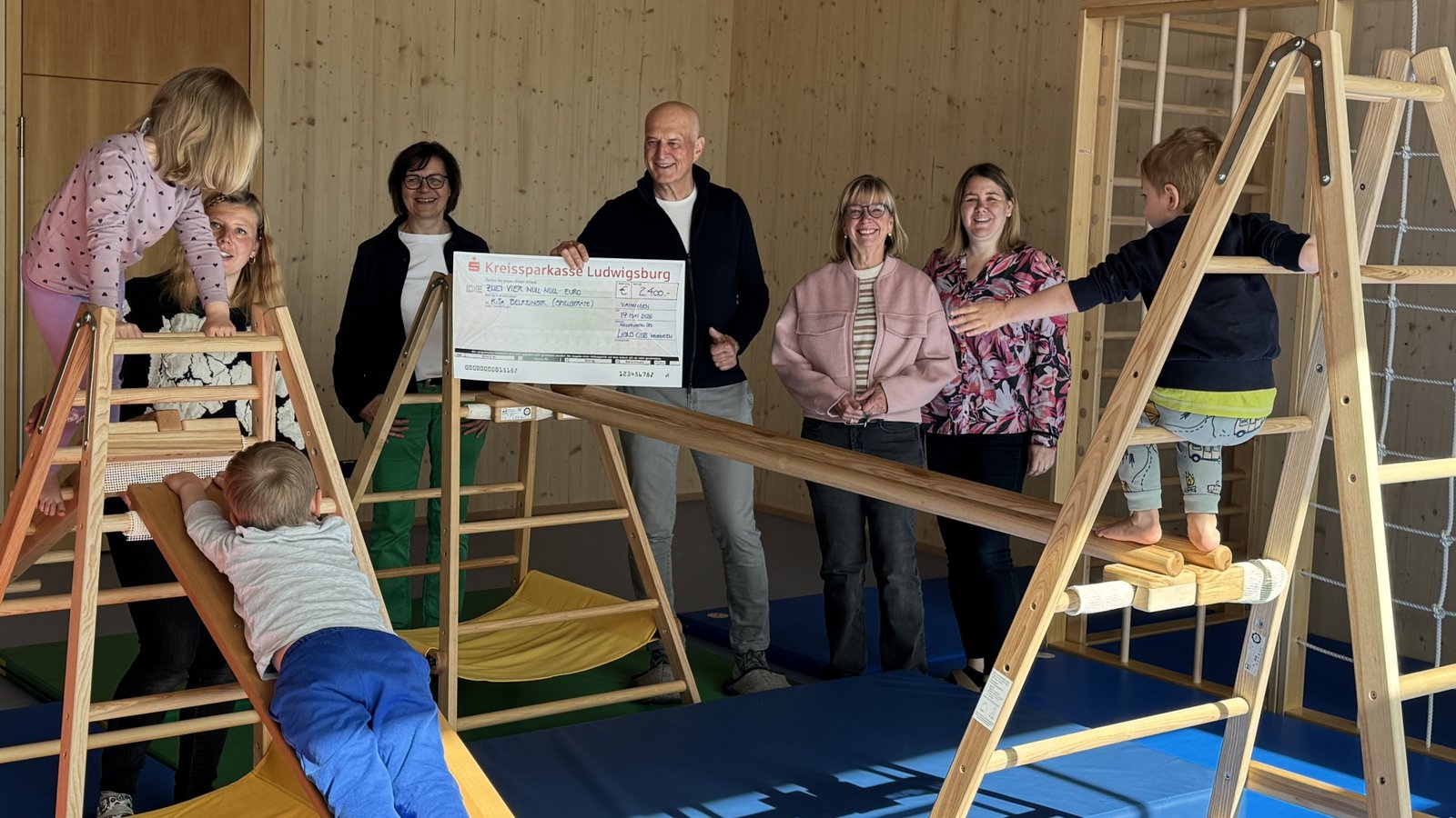 Rund um die Spendenübergabe wird im Belrein-Kindergarten schon geklettert. Foto: p Rund um die Spendenübergabe wird im Belrein-Kindergarten schon geklettert. Foto: p
