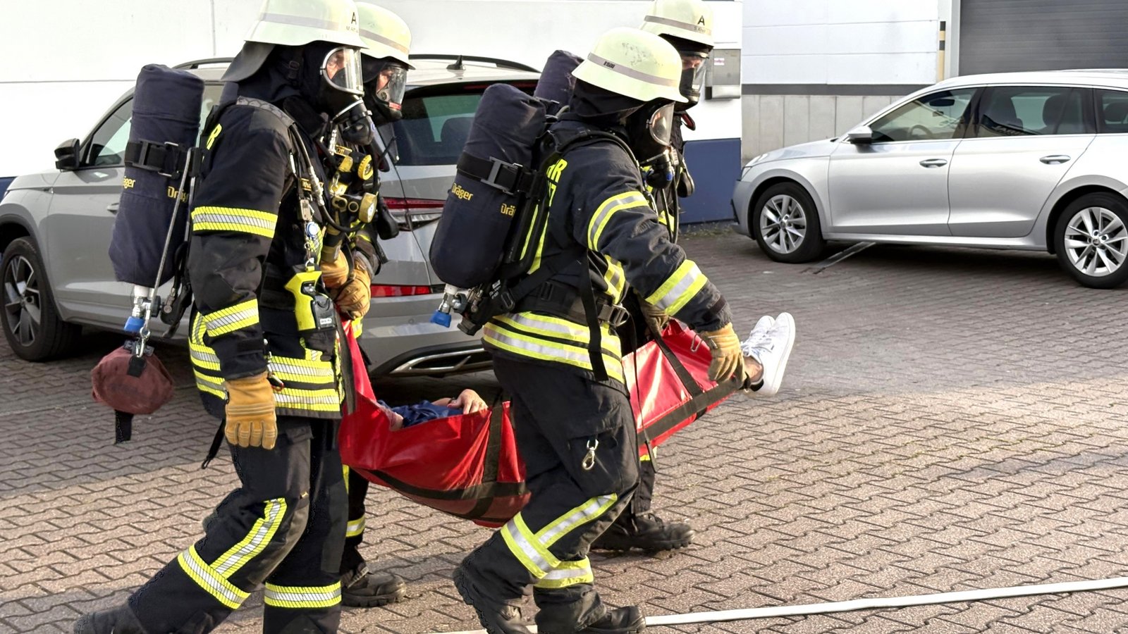Brand gelöscht, Personenrettung abgeschlossen: die Feuerwehr bei ihrer Übung. Foto: p Brand gelöscht, Personenrettung abgeschlossen: die Feuerwehr bei ihrer Übung. Foto: p