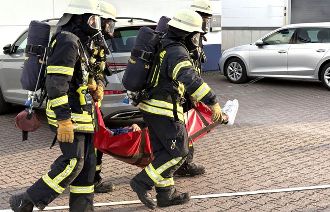 Brand gelöscht, Personenrettung abgeschlossen: die Feuerwehr bei ihrer Übung.  <span class='image-autor'>Foto: p</span>