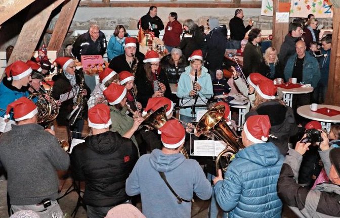 „Alle Jahre wieder“ spielt die Stadtkapelle beim Adventsmarkt.  Fotos: Gergen