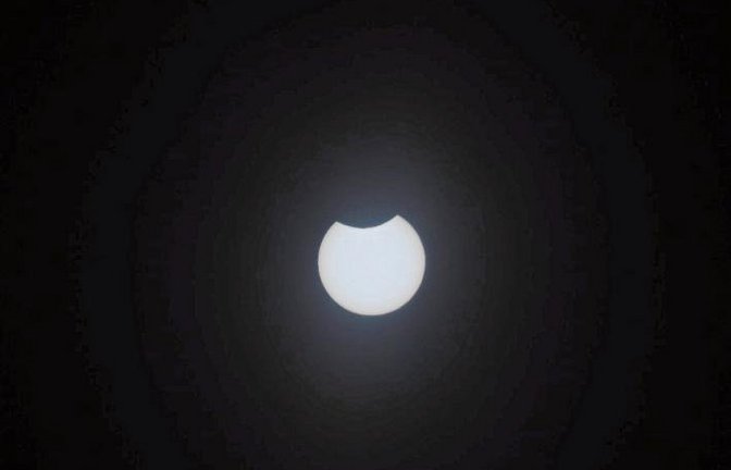 „Ich habe heute (10. Juni) um circa 12.25 Uhr ein Bild von der partiellen Sonnenfinsternis hier in Kleinglattbach gemacht“, schreibt Hannah Wunderlich zu ihrem Foto.