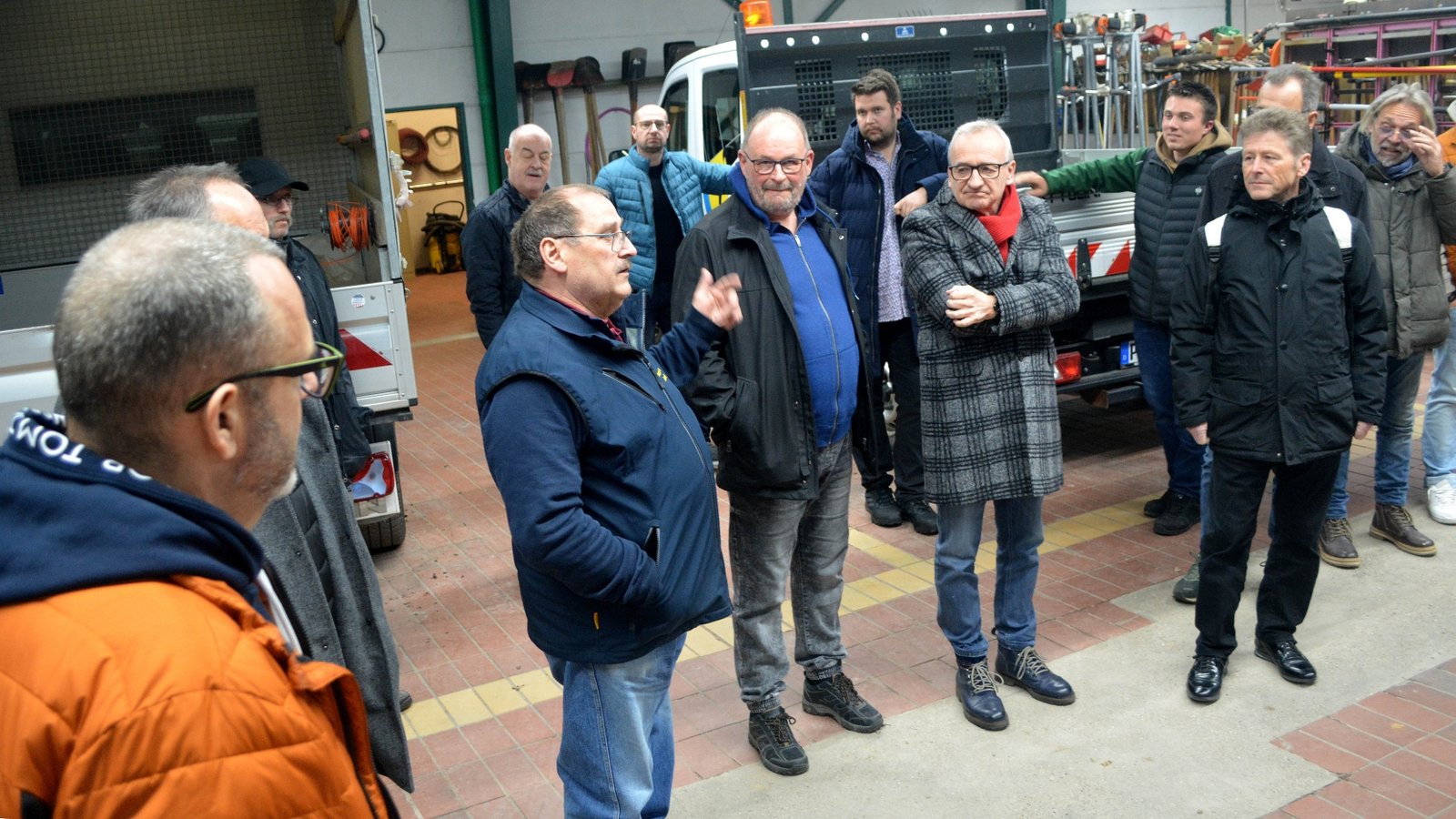 Informiert sich vor Ort: der Gemeinderat Illingen im Bauhof. Foto: Stahlfeld Informiert sich vor Ort: der Gemeinderat Illingen im Bauhof. Foto: Stahlfeld