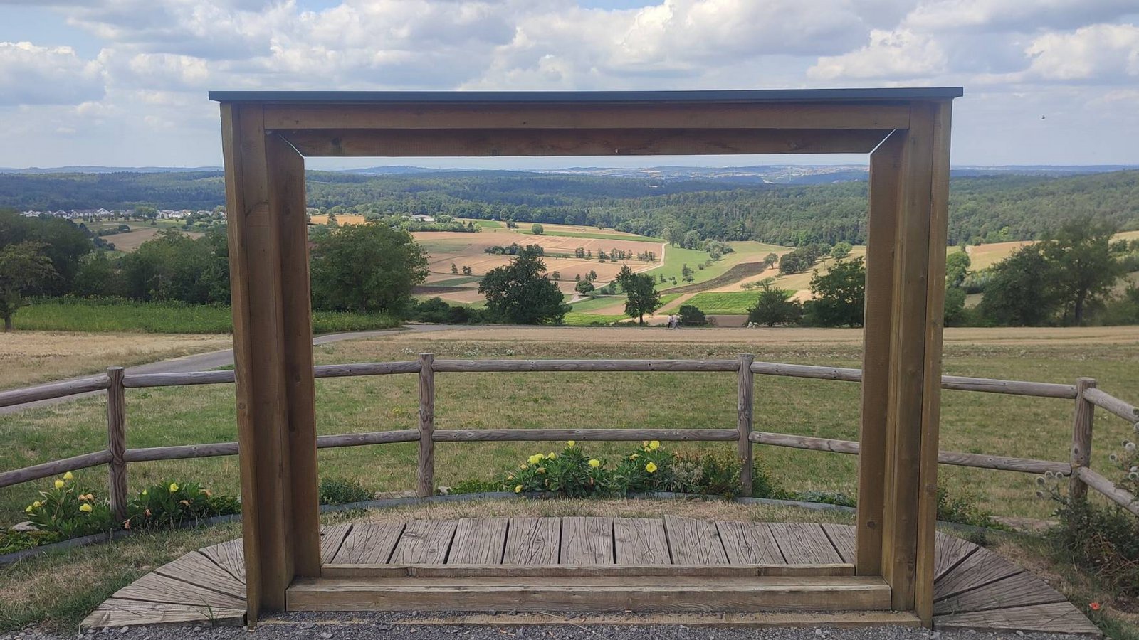 Besonders reizvoll: der Talblick durch den übergroßen Bilderrahmen. Foto: p Besonders reizvoll: der Talblick durch den übergroßen Bilderrahmen. Foto: p