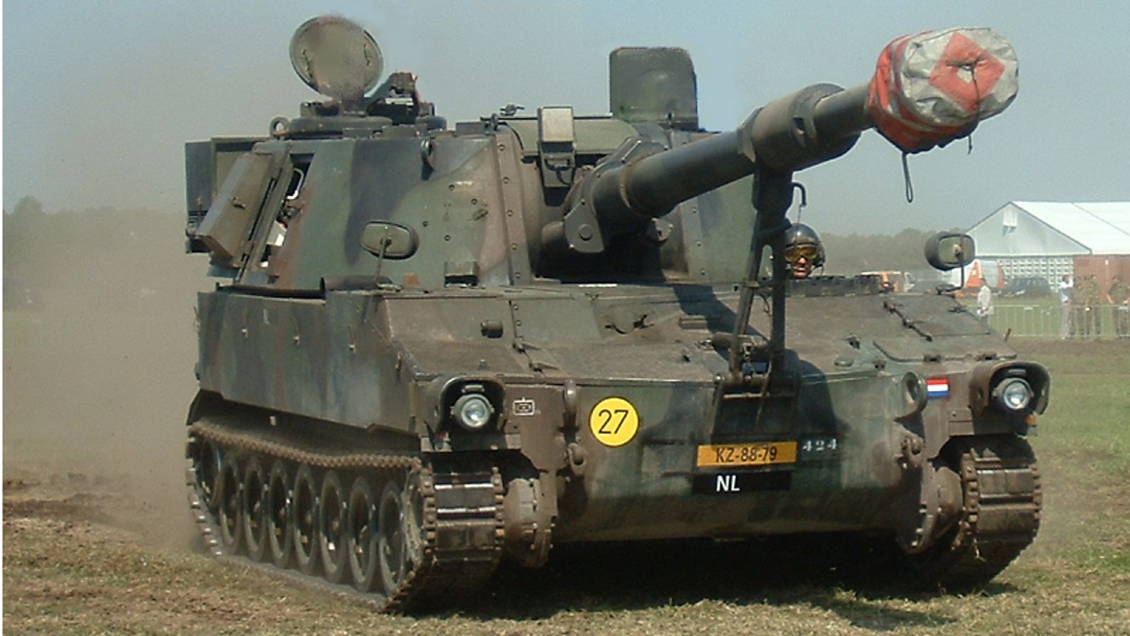 USA: Die M109 ist eine Panzerhaubitze  aus US-amerikanischer Produktion. Ihre Entwicklung begann zur Zeit des Kalten Krieges in den 1950er-Jahren. Seit 1962 wurde sie Bestandteil der Artillerieverbände vieler Staaten und Standard-Panzerhaubitze der Nato. Bis zu ihrer Ablösung durch die Panzerhaubitze 2000 im Jahr 2007 war die M109 auch beim Heer der Bundeswehr im Einsatz. Sie könnte aus Altbeständen auch an die Ukraine geliefert werden.Foto: Wikipedia commons/Quistnix/CC BY 2.0