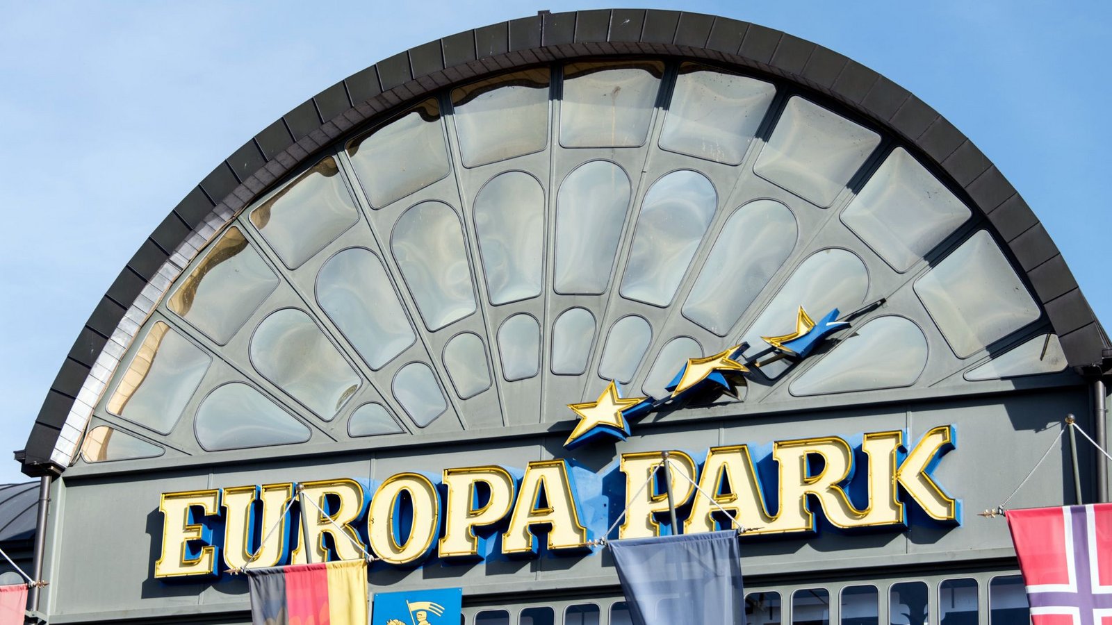 Der Haupteingang des Europa-Parks in RustFoto: dpa/Patrick Seeger Der Haupteingang des Europa-Parks in RustFoto: dpa/Patrick Seeger