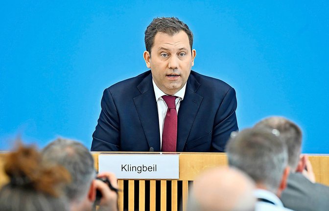 Finanzminister Lars Klingbeil stellte seinen Etatentwurf in Berlin vor.<span class='image-autor'>Foto: epd/Christian Ditsch</span>