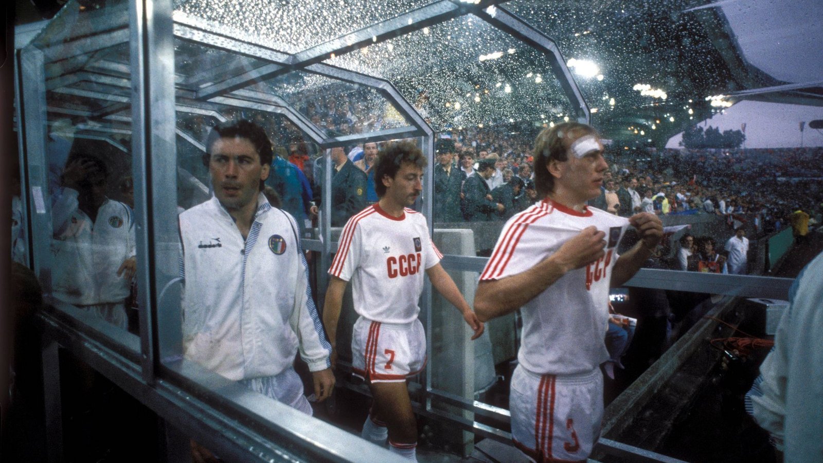 Im Halbfinale  trifft Italien (links Carlo Ancelotti) im Neckarstadion auf die UdSSR.Foto: imago